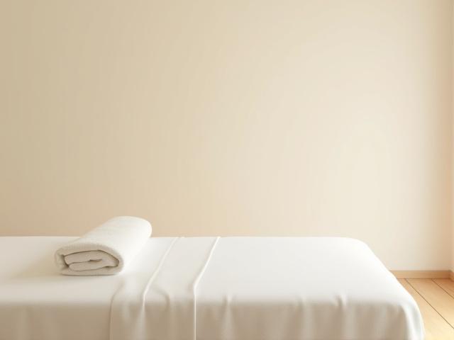 Bilik-bilik urutan spa yang kemas dan berlampu malap di Pantulan Manis, Dataran Sunway